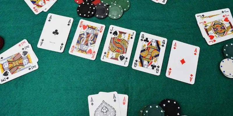 Poker là gì? Hướng dẫn cách chơi bài Poker đơn giản từ A đến Z 2 Một số thuật ngữ cần nhớ khi chơi bài Poker